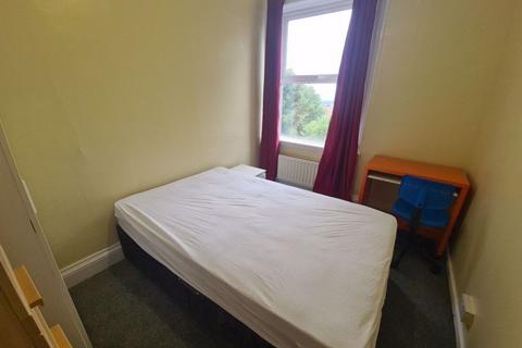 4 bedroom flat to rent, Moorland Road, Leeds LS6