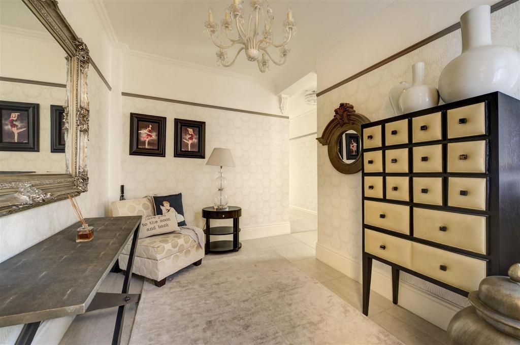 28 abingdon court 340089 hall RGB.jpg