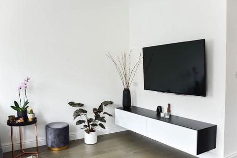 2 bedroom flat for sale, Essex Road, Acton
