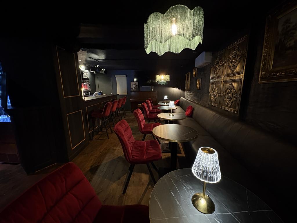 Bar &amp; Sitting Area