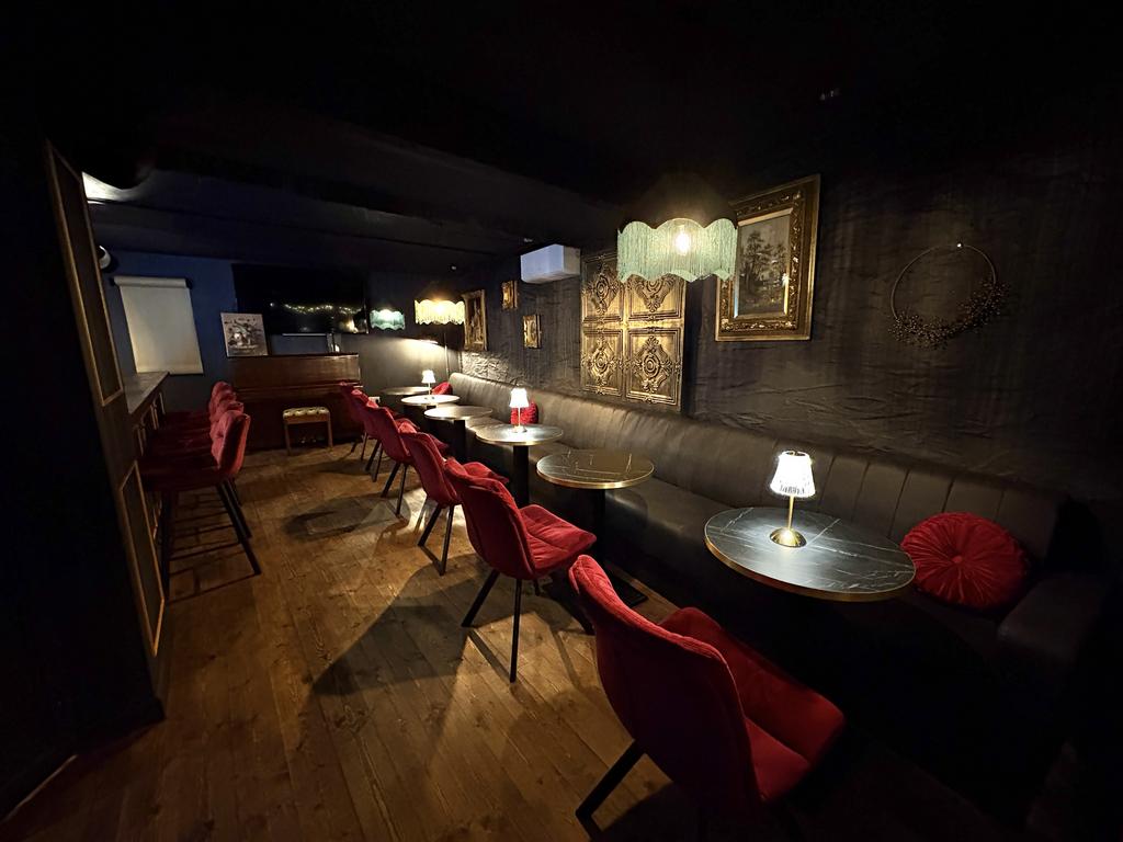 Bar &amp; Sitting Area