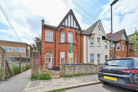3 bedroom flat for sale, Rosslyn Crescent, Harrow, HA1