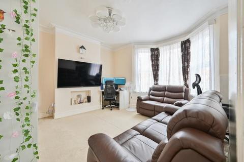 3 bedroom flat for sale, Rosslyn Crescent, Harrow, HA1