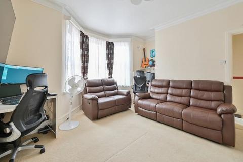 3 bedroom flat for sale, Rosslyn Crescent, Harrow, HA1