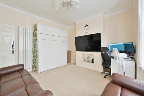 3 bedroom flat for sale, Rosslyn Crescent, Harrow, HA1