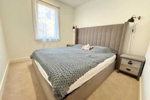 3 bedroom apartment for sale, Dowding Drive, London, SE9