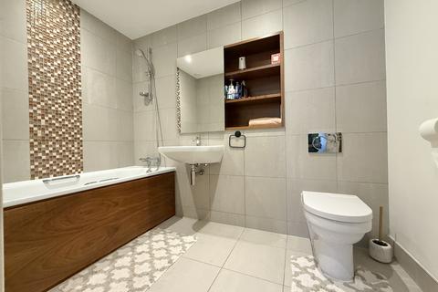 3 bedroom apartment for sale, Dowding Drive, London, SE9