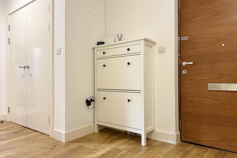 3 bedroom apartment for sale, Dowding Drive, London, SE9