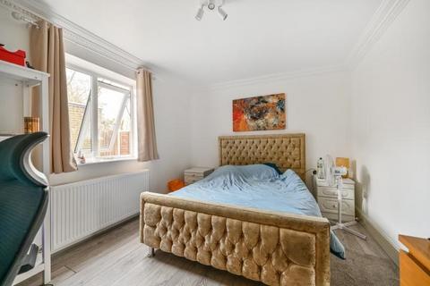 6 Morland Close, Hampton, TW12 3YX