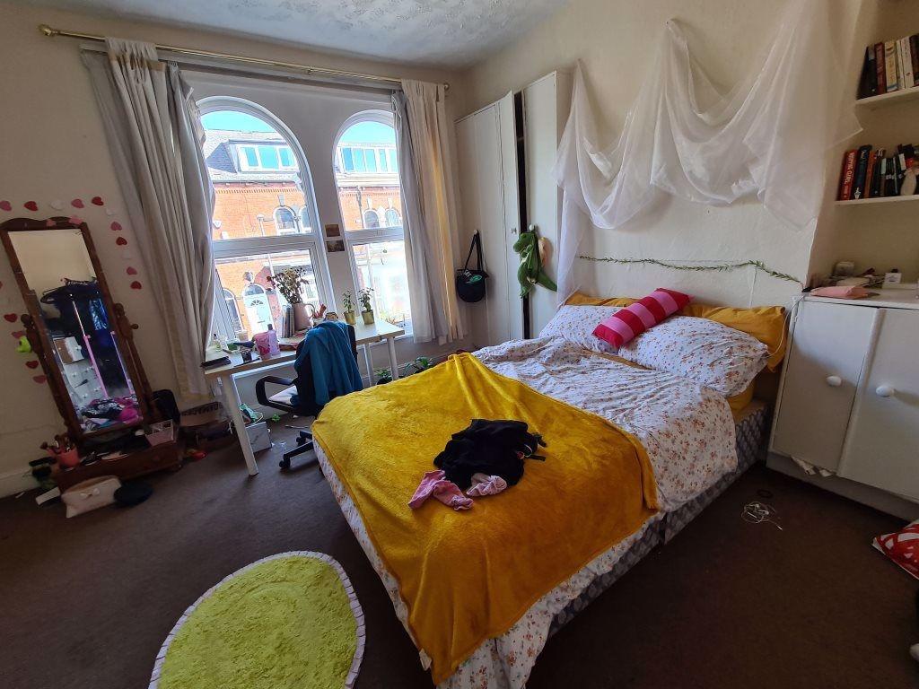 A cozy double bedroom featuring a comfortable b...
