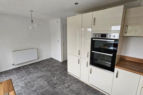 3 bedroom semi-detached house to rent, Wren Green Way, Wakefield, WF2 0FU