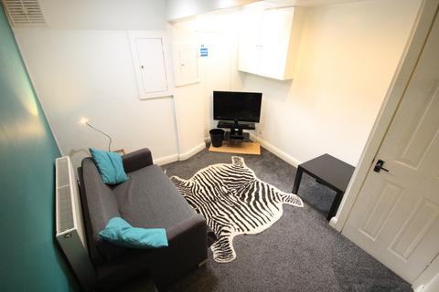 3 bedroom house to rent, Harold Place, Hyde Park, Leeds