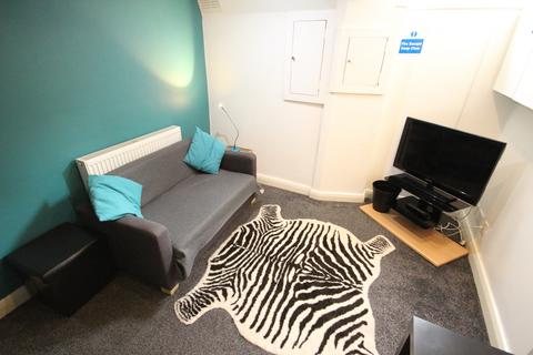 3 bedroom house to rent, Harold Place, Hyde Park, Leeds
