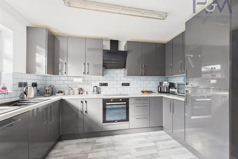 3 bedroom end of terrace house for sale, Aubries, Walkern, Hertfordshire, SG2 7NJ