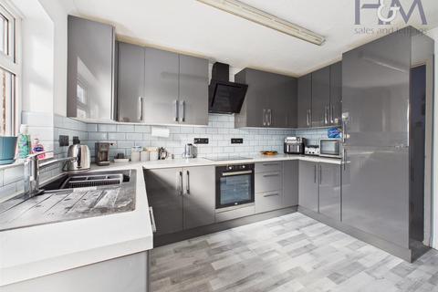 3 bedroom end of terrace house for sale, Aubries, Walkern, Hertfordshire, SG2 7NJ