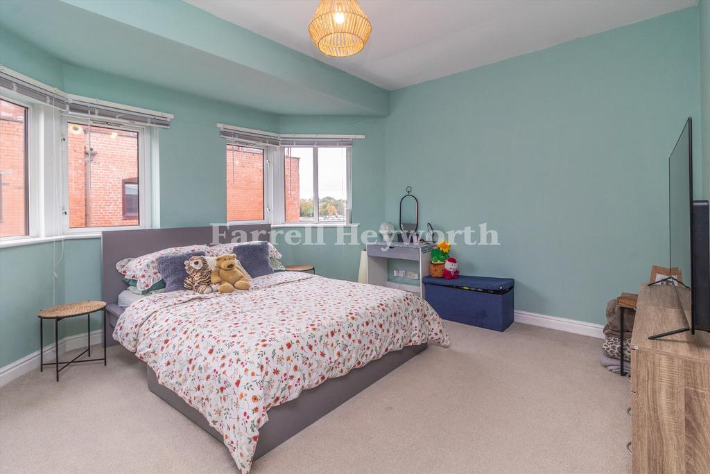 Bedroom 1 image 3