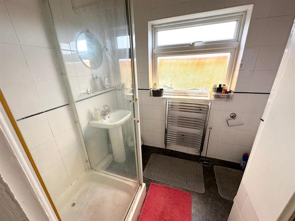 1st floor shower.jpg