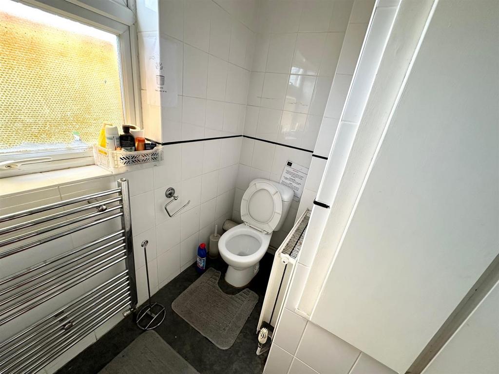 1st floor shower room.jpg