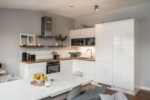 2 bedroom flat for sale, Old Station Way, London SW4