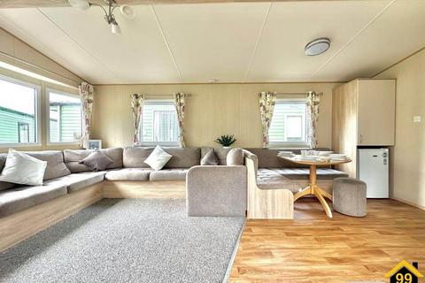 3 bedroom park home to rent, Coast Road, Lowestoft, Suffolk, NR32