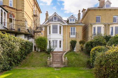 Cliff Road, Cowes