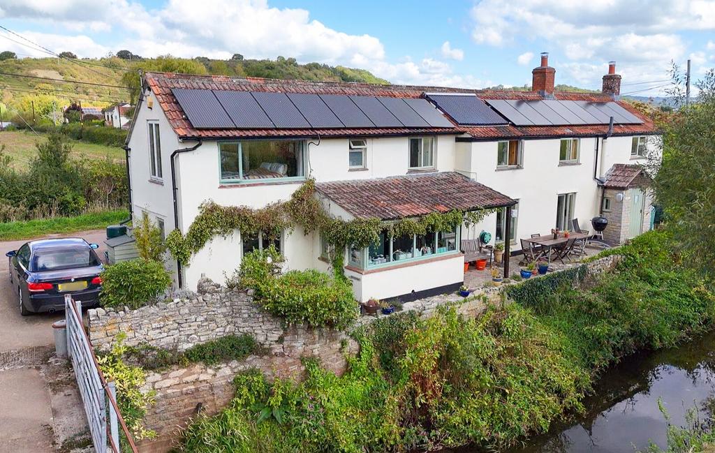A Charming Five Bedroom Cottage with stunning cou