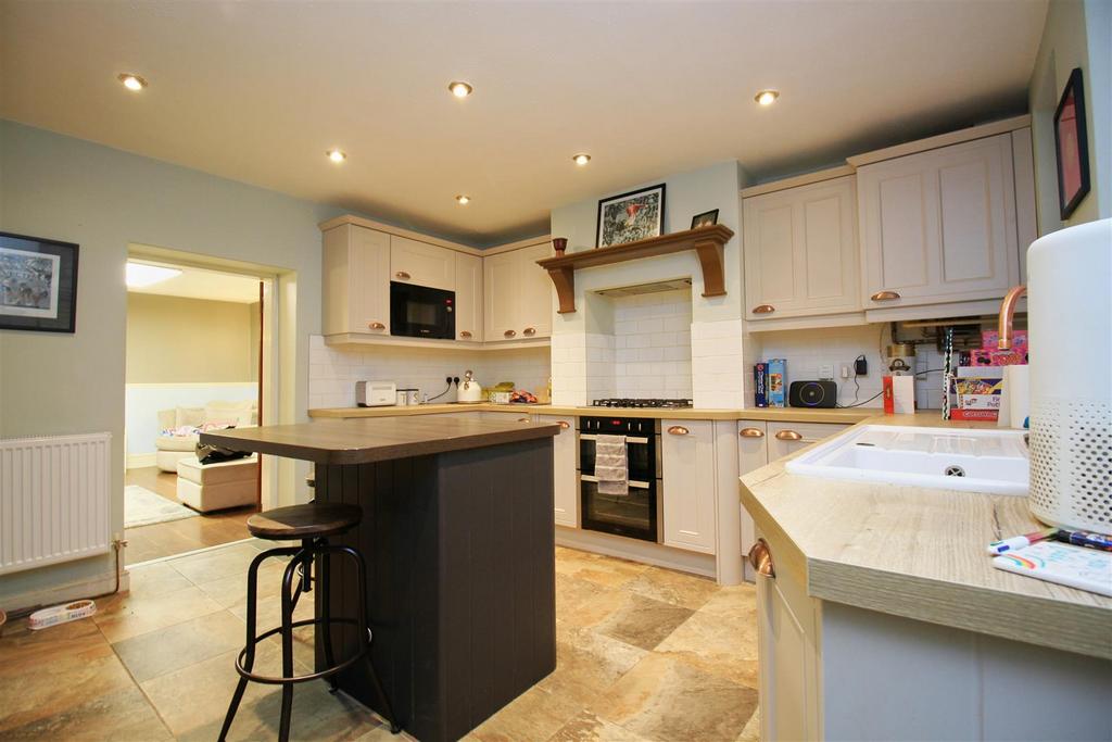Kitchen 2.jpg