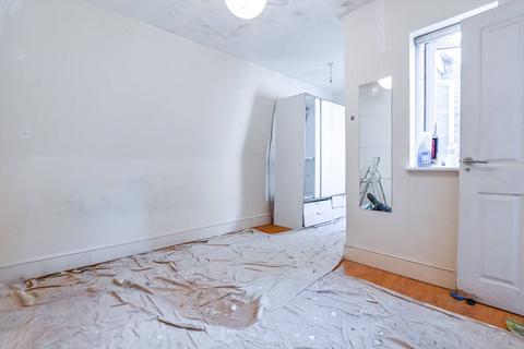 2 bedroom flat to rent, Blackstock Road, Finsbury Park, London, N4