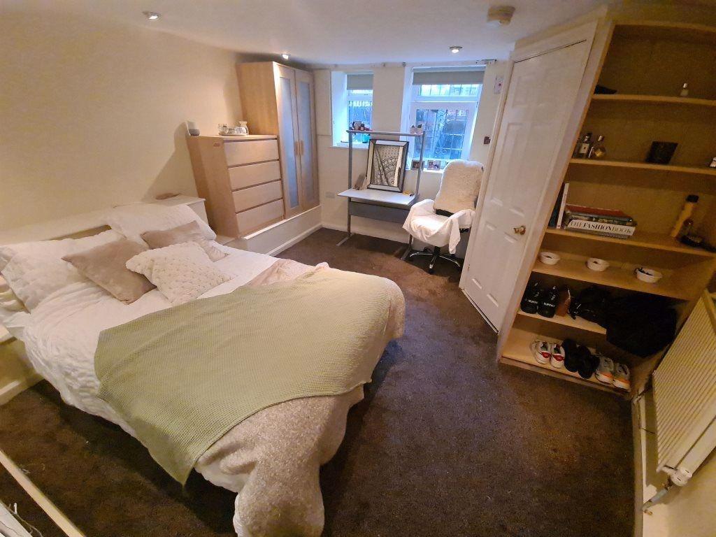 A well-maintained double bedroom featuring a co...