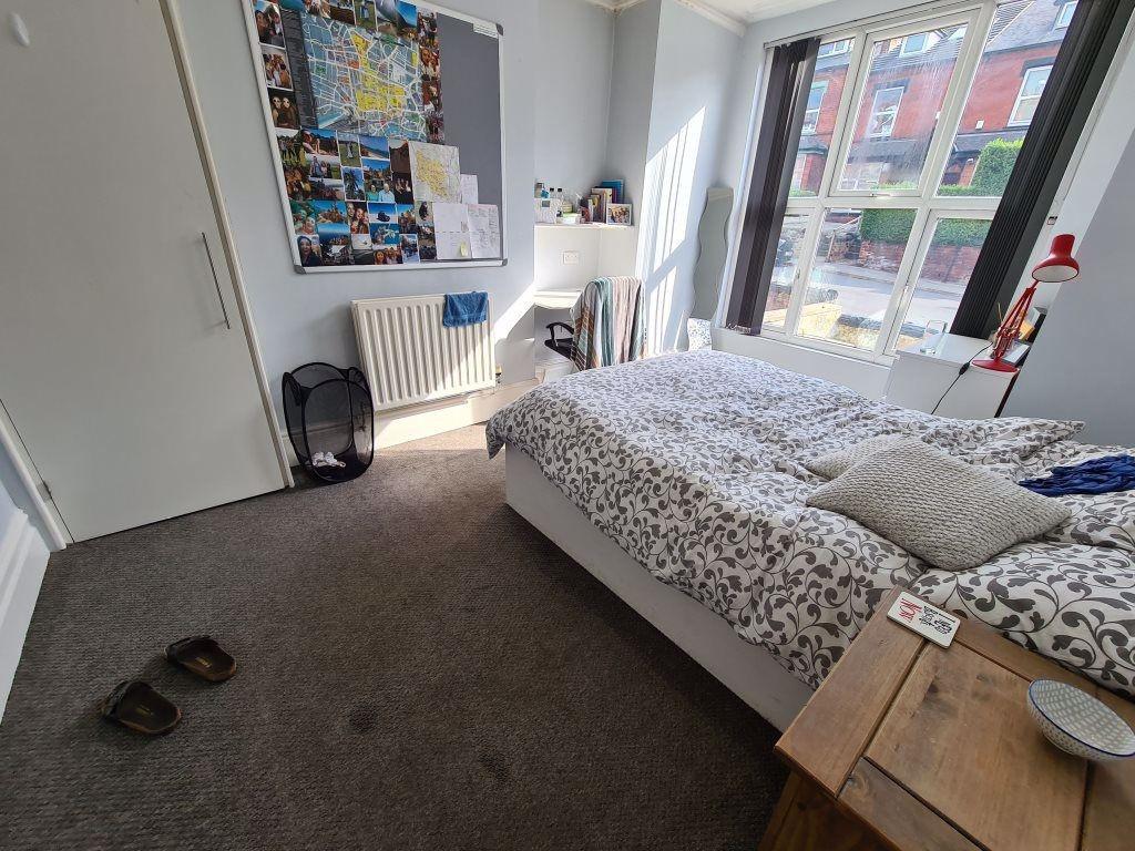 A cozy bedroom featuring a double bed with a fl...
