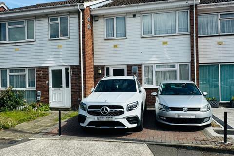 3 bedroom terraced house to rent, Pennine Way, UB3 5LL