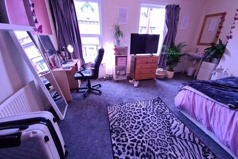 4 bedroom house to rent, Hessle Mount, Leeds LS6