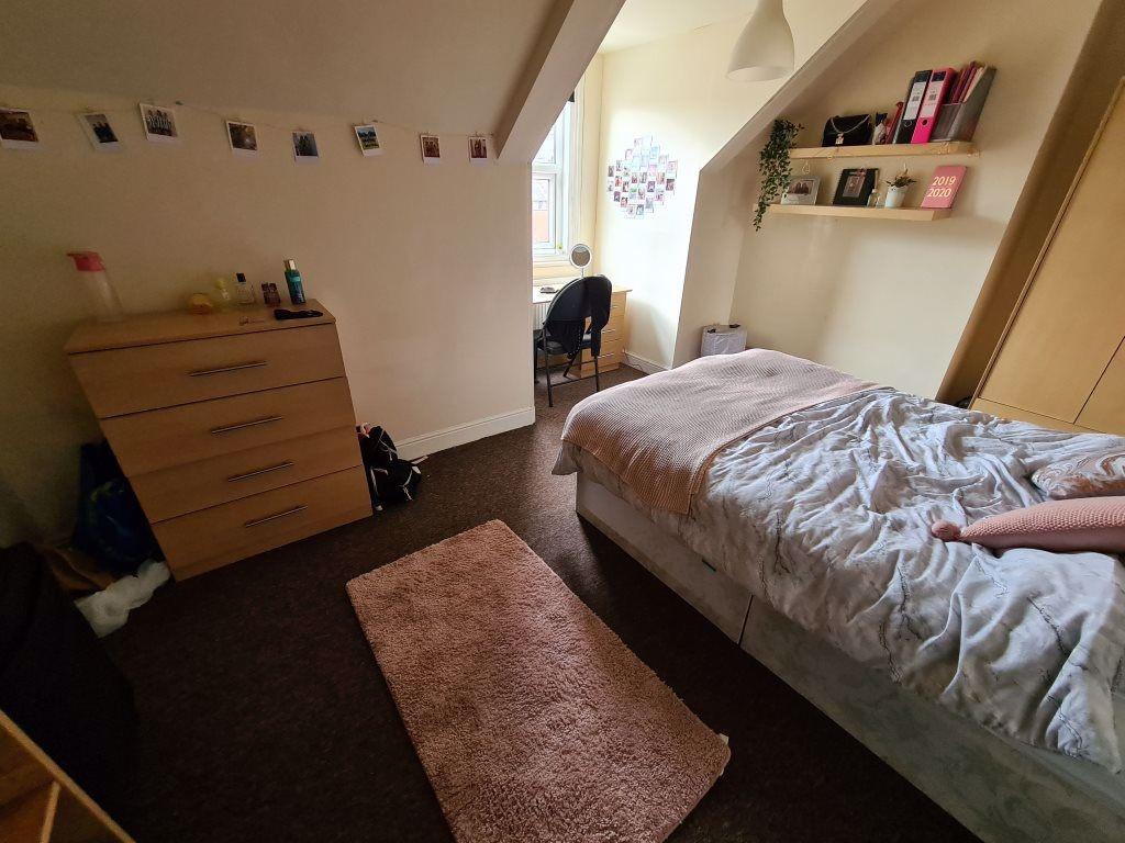 A cozy bedroom featuring a double bed with a ne...