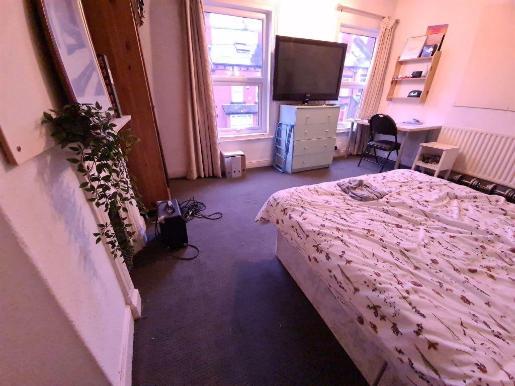 A cozy bedroom featuring a double bed and a win...