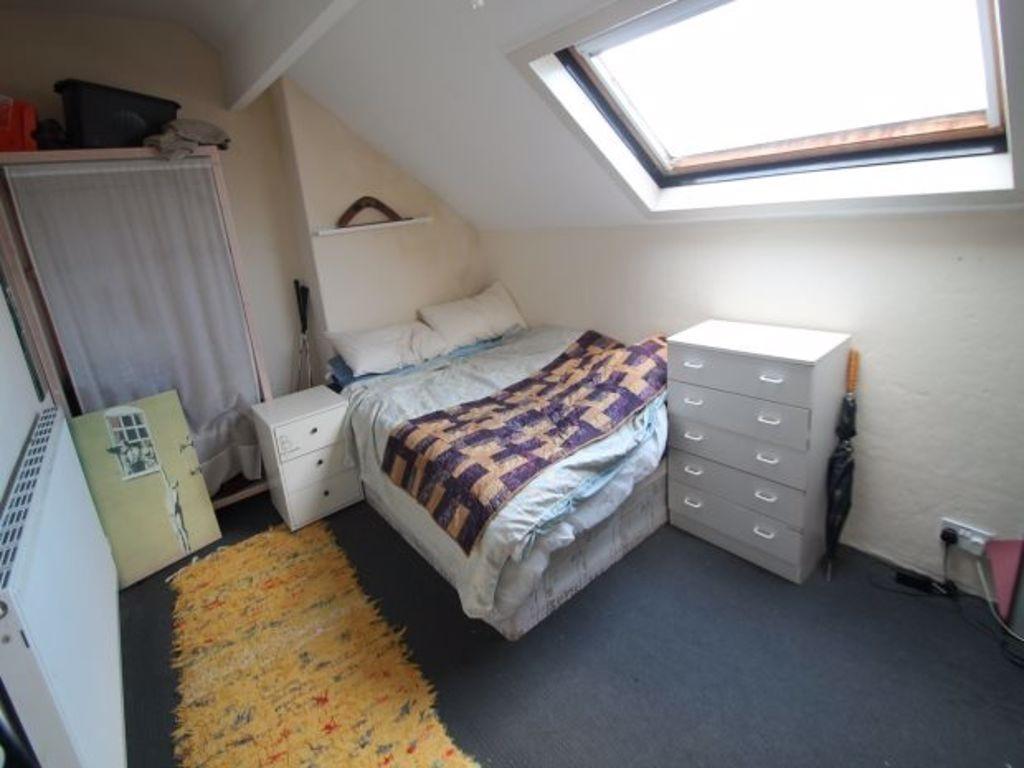 A cozy bedroom featuring a double bed with a pa...