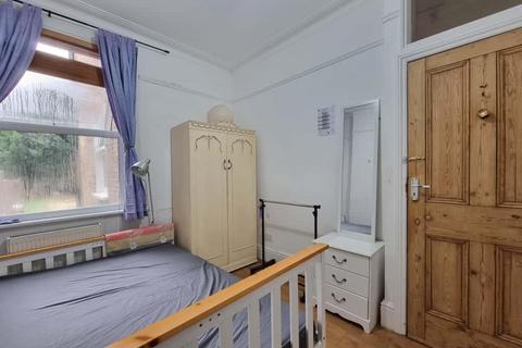 1 bedroom flat for sale, Stanley Road, Ilford