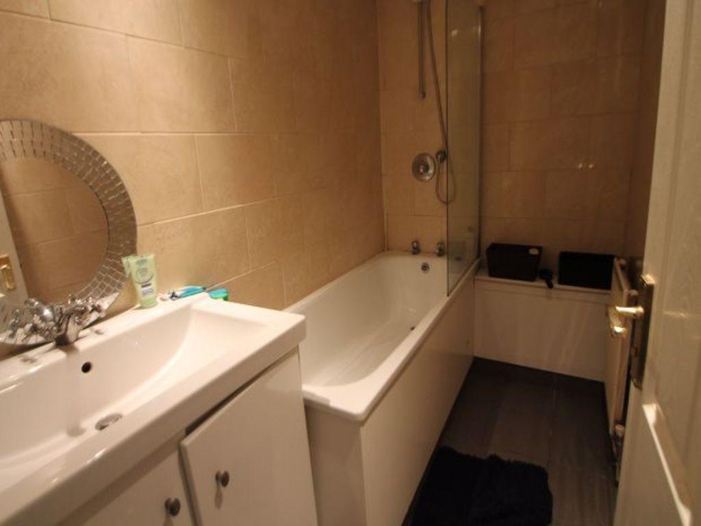 A spacious and well-maintained bathroom featuri...
