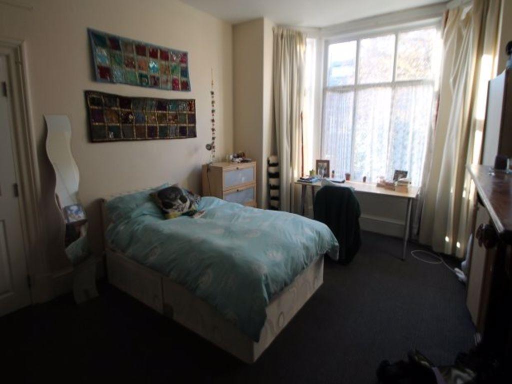 A cozy bedroom featuring a double bed, ample na...