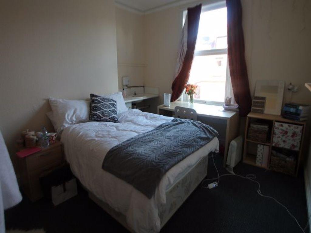 A cozy bedrooms with a double bed, well-lit by ...