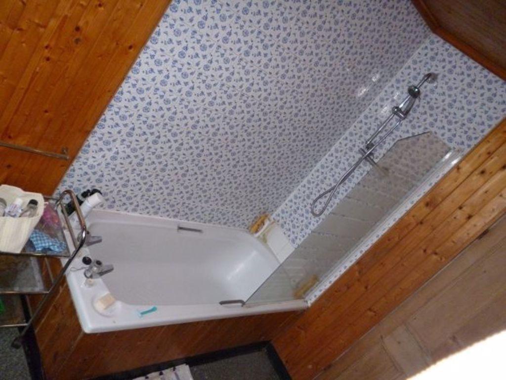 A spacious and well-maintained bathroom featuri...