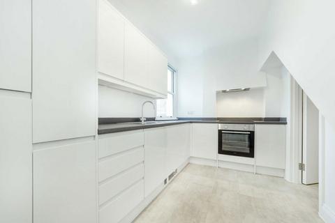 2 bedroom flat to rent, Florence Road, London W4