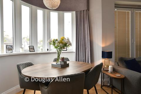 2 bedroom flat for sale, Squirrels Heath Lane, Gidea Park, Essex