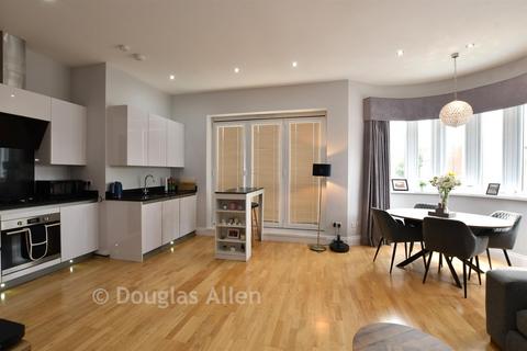 2 bedroom flat for sale, Squirrels Heath Lane, Gidea Park, Essex
