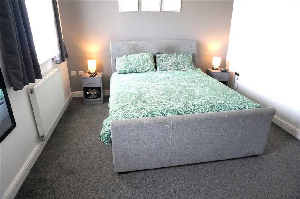 Front bedroom 1 :