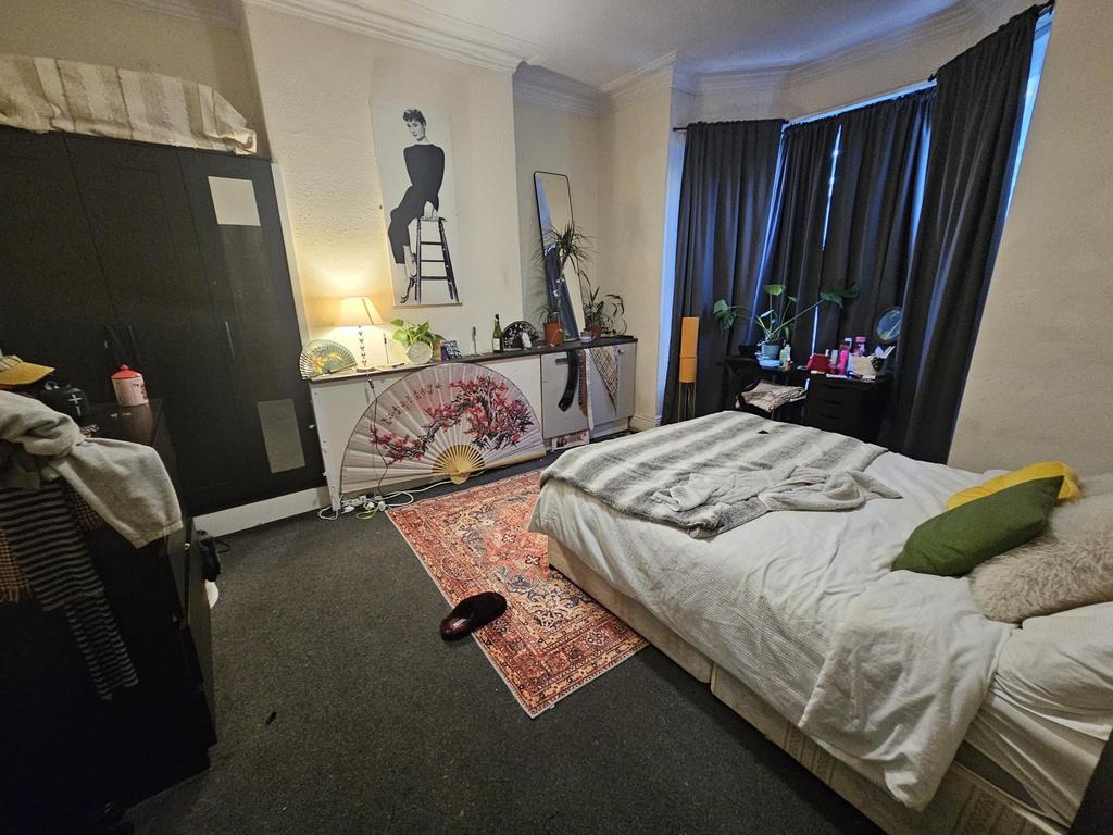Bright double bedroom with a comfortable double...