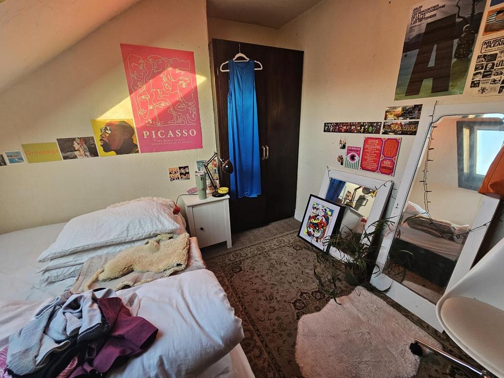 Cosy furnished bedroom with a single bed, bedsi...