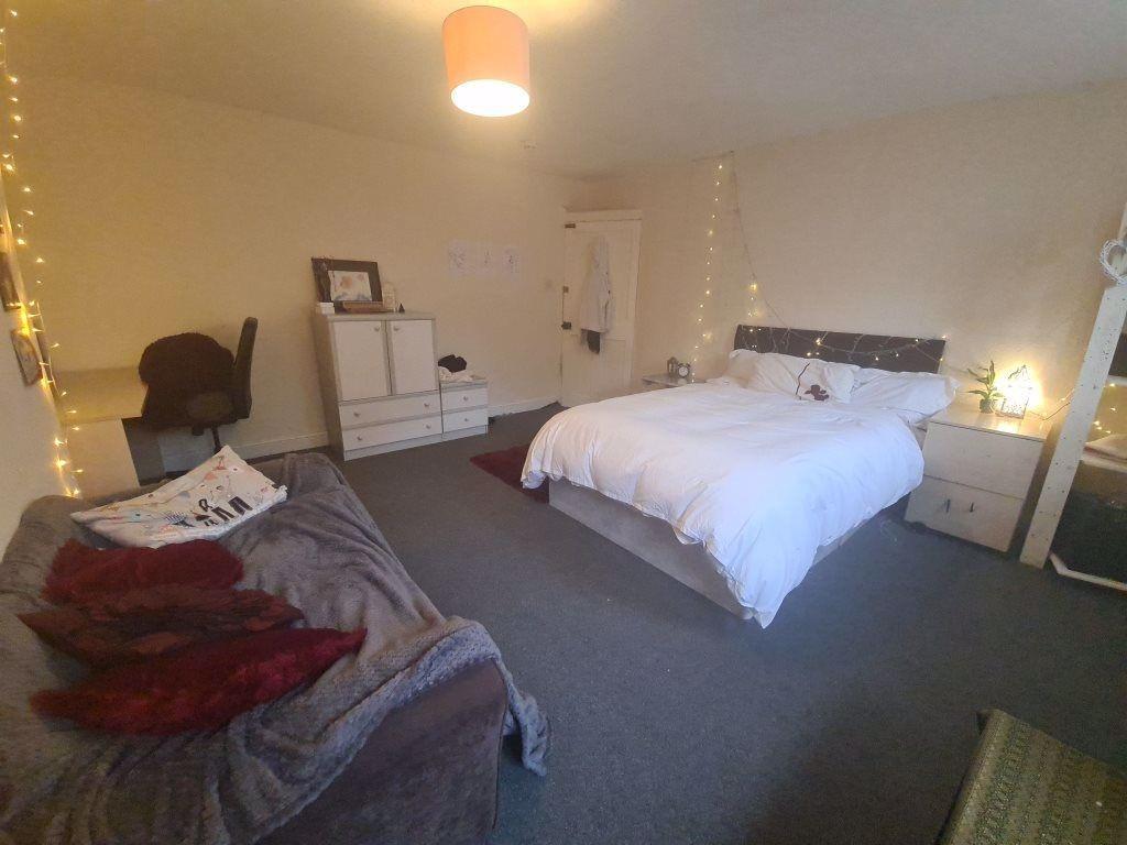 A spacious and well-presented master bedroom fe...