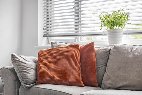 2 bedroom flat for sale, Suffolk Close, Slough