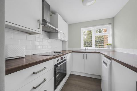 2 bedroom flat for sale, Suffolk Close, Slough