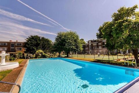 2 bedroom apartment to rent, Kingfisher Court, East Molesey KT8